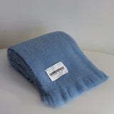 Jeté en mohair bleu bébé par Le Centerpiece