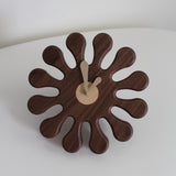 Horloge Splat en noyer par Devon Munro