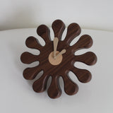 Horloge Splat en noyer par Devon Munro