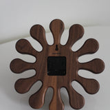 Horloge Splat en noyer par Devon Munro