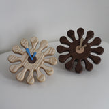 Horloge Splat en noyer par Devon Munro