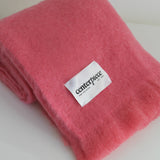 Jeté en mohair rose par Le Centerpiece