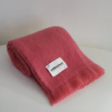 Jeté en mohair rose par Le Centerpiece