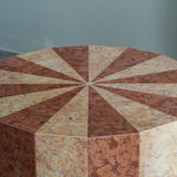 Table basse en marbre rouge et miel