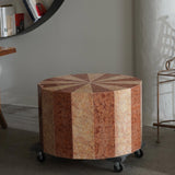 Table basse en marbre rouge et miel