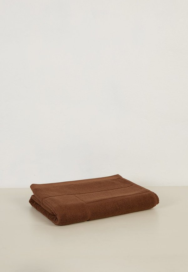 Greenwich Bath Towel in Tabac by Baina