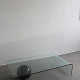 Table à café en verre courbé et marbre