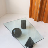 Table basse en verre avec bases sculpturales