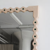 Floor Wiggle Mirror par Devon Munro