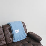 Jeté en mohair bleu bébé par Le Centerpiece